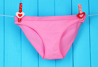 Jednodielne plavky a bikiny by ste mali dávať do práčky maximálne na 30 stupňov C. Najlepšie je však plavky prať čo najmenej.