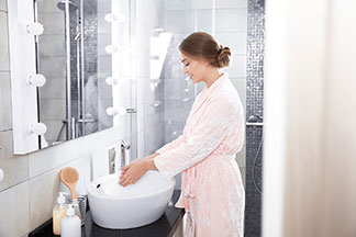 Pohodlný a elegantný župan vytvára wellness atmosféru.
