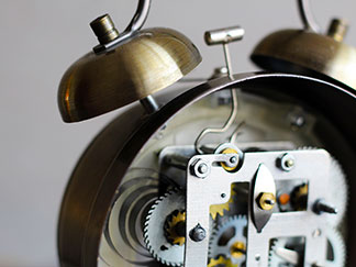 Kontrola budíka: pohľad do mechaniky analógového budíka.