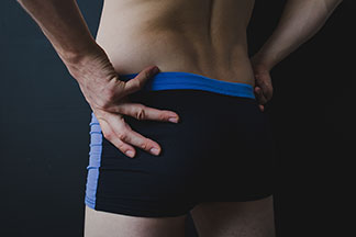 Detailný záber na úzke boxerky.